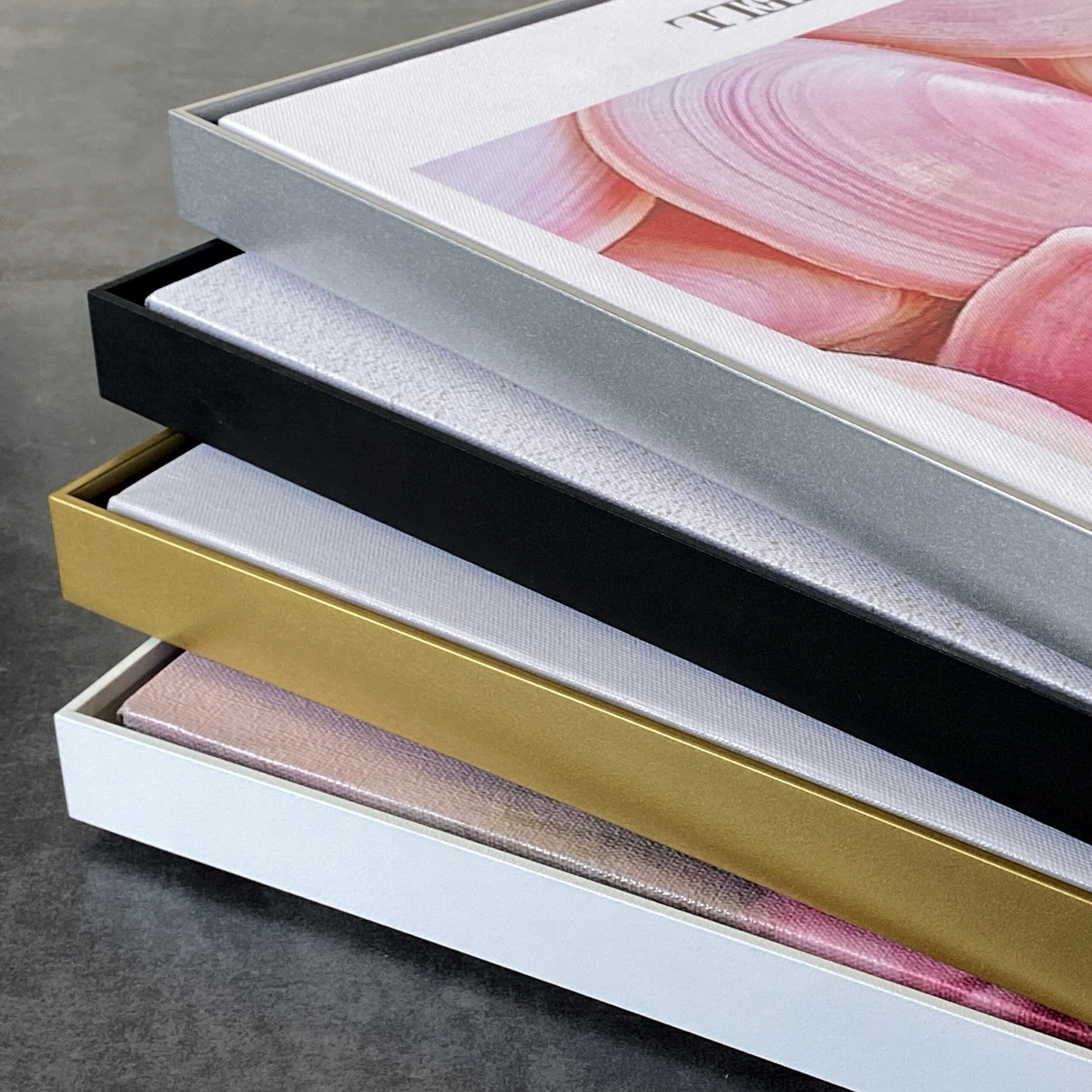 Nowoczesny obraz do wnętrz w ramie na prezent "Dziewczyna z lasu" - obrazek 6